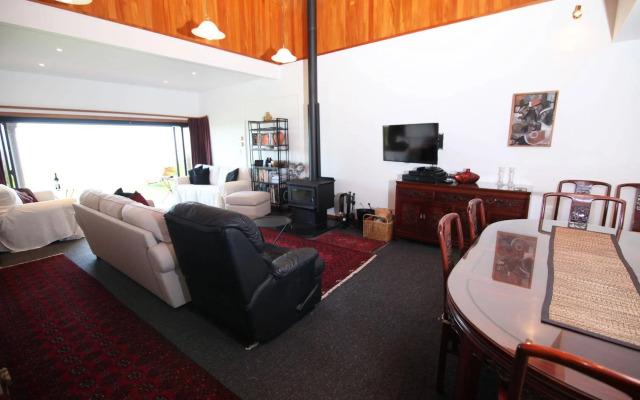 Te Puru Beach Lodge