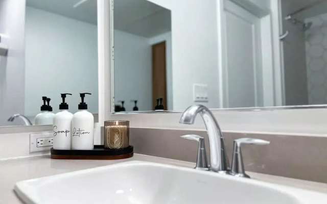 Modern Cosmopolitan APT Mid-hollywood Free Parking