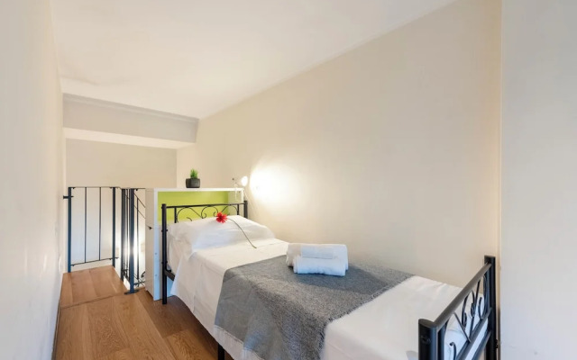 Beautiful Flat Next To Aquarium