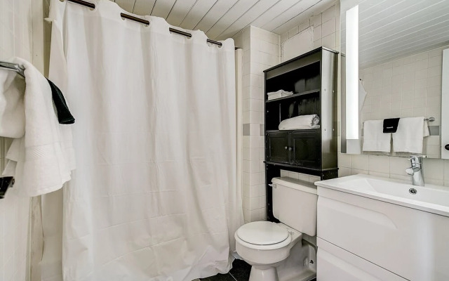 FRONTDESK The Cosmopolitan Apts Philadelphia