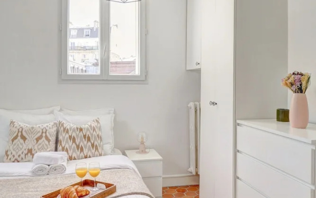 Bright 1BR Bastille Getaway - 4 Guests