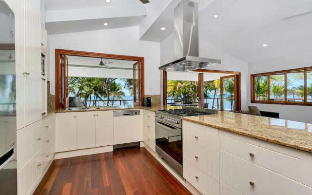 Reeflections Beachfront Holiday House