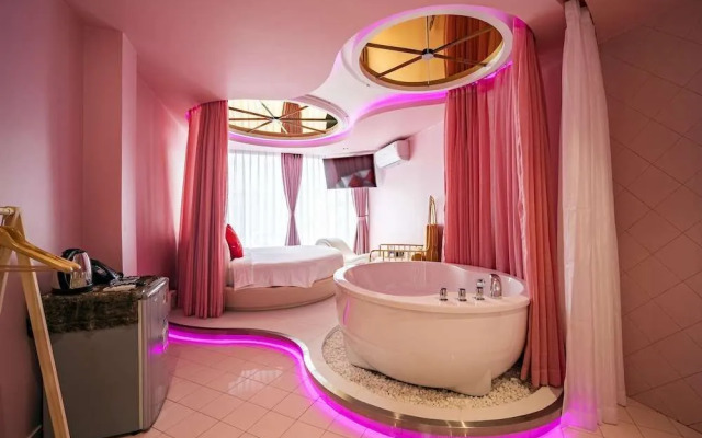 Me Gustas - Love Hotel