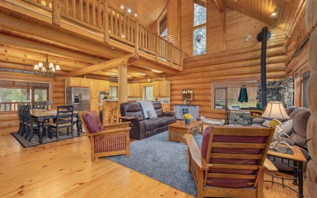 Soaring Pines Lodge 1 Bedroom Home by NW Comfy Cabins by RedAwning