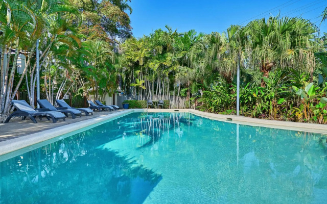Trinity Beach Club Holiday Apartments