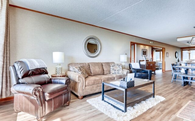 Spacious And Modern 2br Premier- The Pines- Kids Ski Free 2 Bedroom Condo by RedAwning