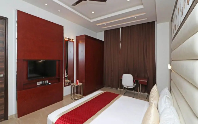 C Pearls Hotel  Banque by OYO Rooms