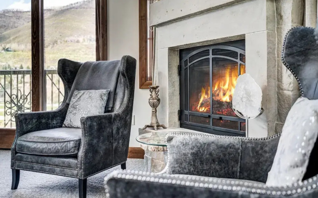 2 BR Ritz-Carlton Chic Décor Valley Views Condo by RedAwning - Save 20% on 7+ Nights!