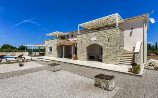 Rustic Villa Perosa With Heated Pool