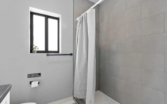 Modern 4-BR House with Free Parking