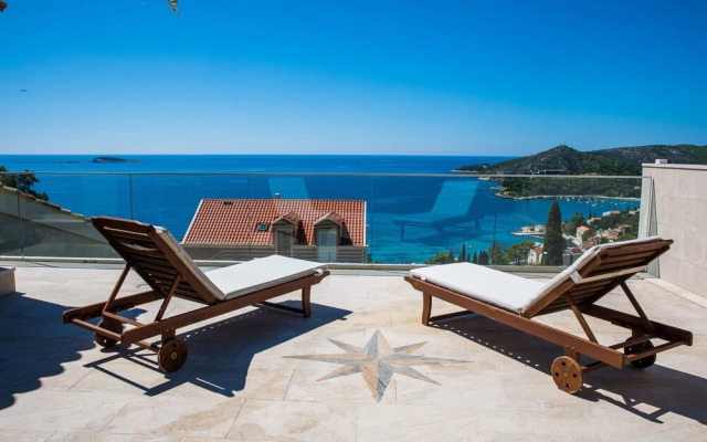 Villa Art Gallery - Six Bedroom Villa with Terrace and Swimming Pool