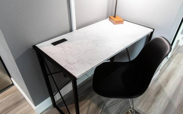 Professionals-restaurants-fastwifi-a C-desk- Pets