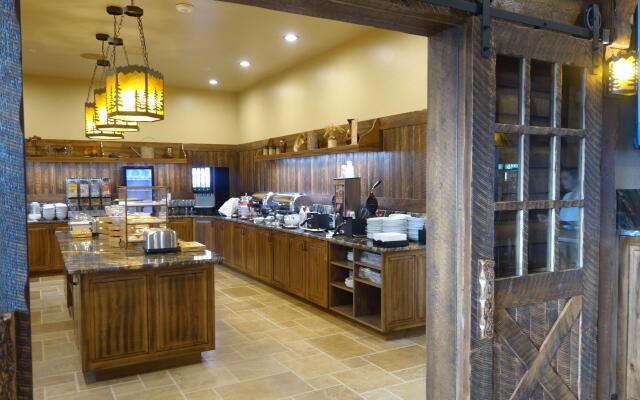 Glacier International Lodge