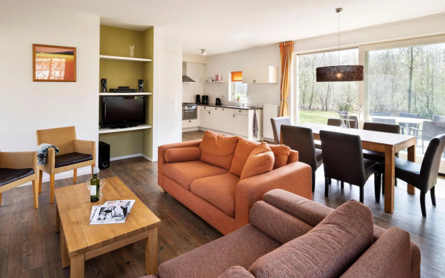 Thatched villa with two bathrooms, at 8 km. from Hoogeveen