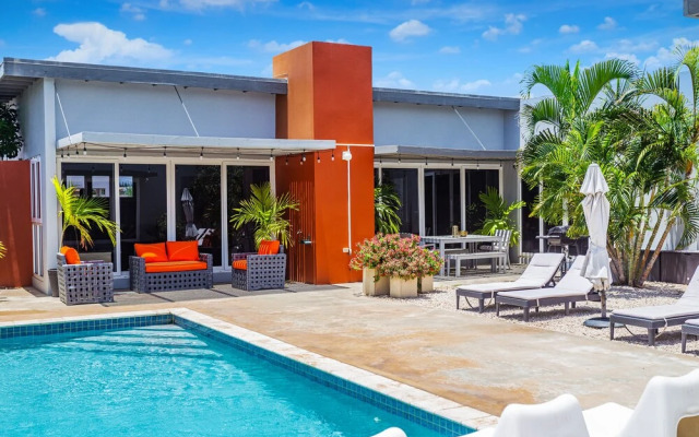 Stunning Modern Home, Near Beaches Full AC