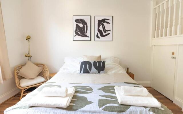 Spacious 2 bedroom sea view flat. Sleeps 6