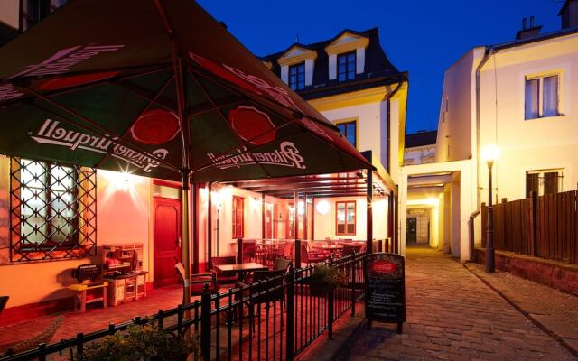 Nelly Kelly's Hotel