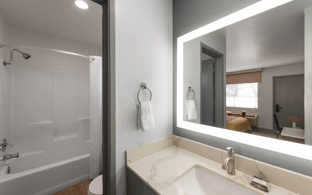 Super 8 by Wyndham Fort Bragg