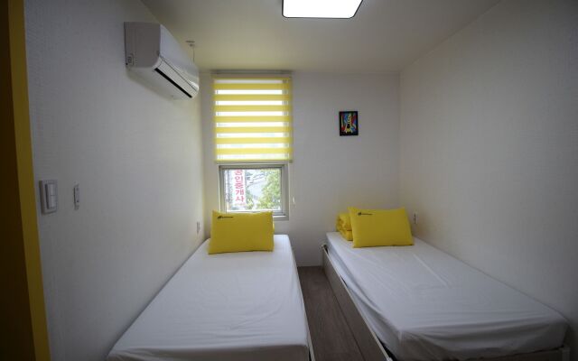 24 Guesthouse Nampo Station