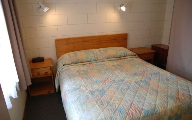 Manhattan Lodge Motel