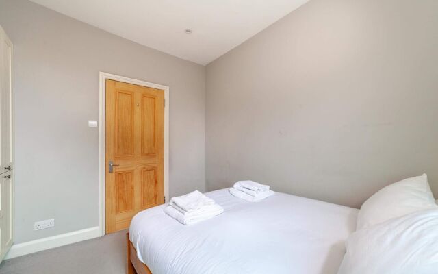 Modern 2-bed Flat in Shepherds Bush - Comfort & Style!