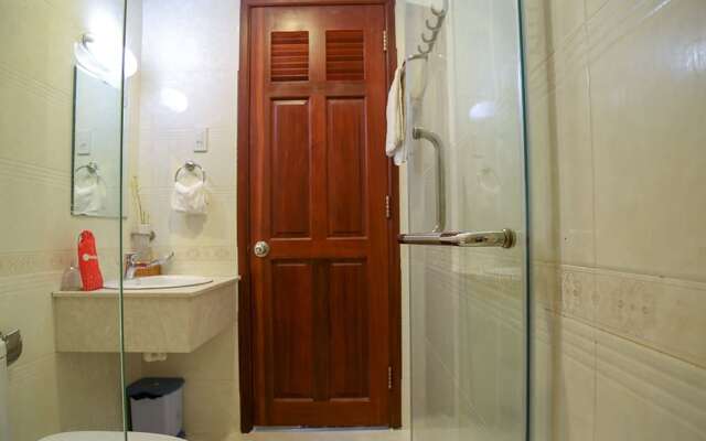 RedDoorz Plus near Hoang Van Thu Park
