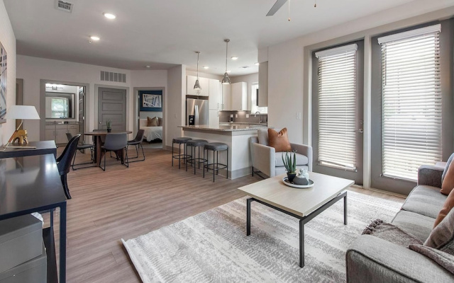 Landing Apartments Near Autumnwood