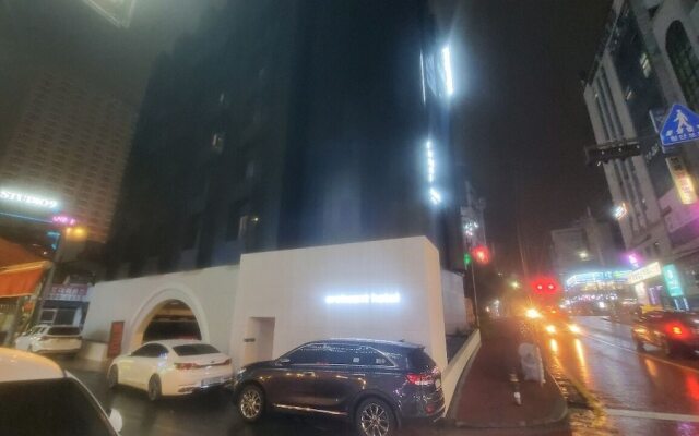 Croissant Hotel Guri by AanK