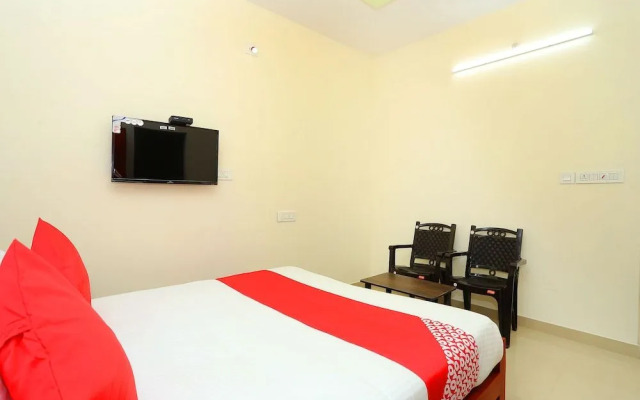 OYO 37302 White Cort