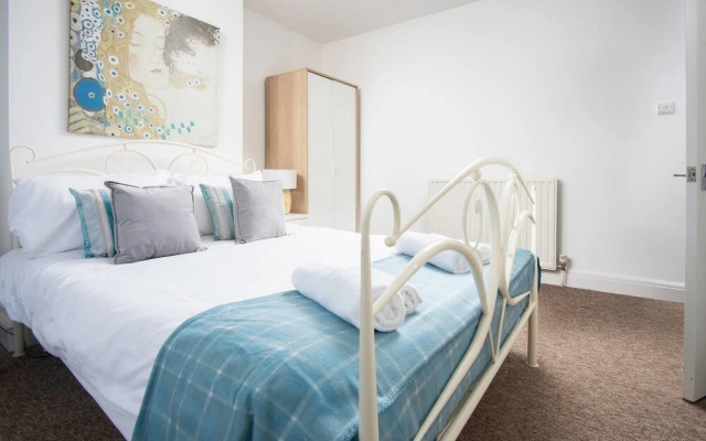 Quiet Residential Apt N/gloucester Road Sleeps 4