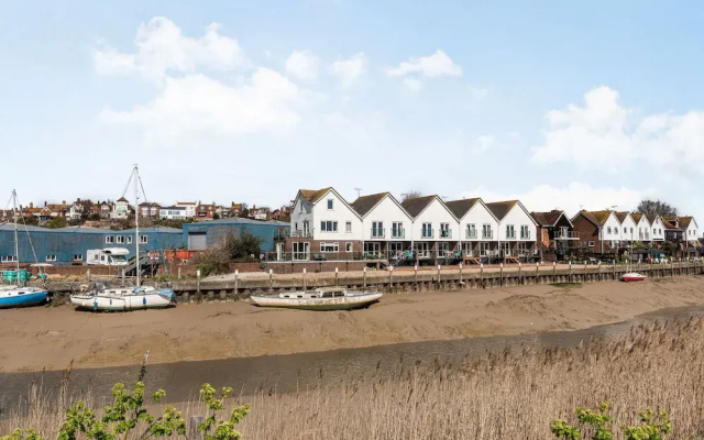 16 The Boathouse