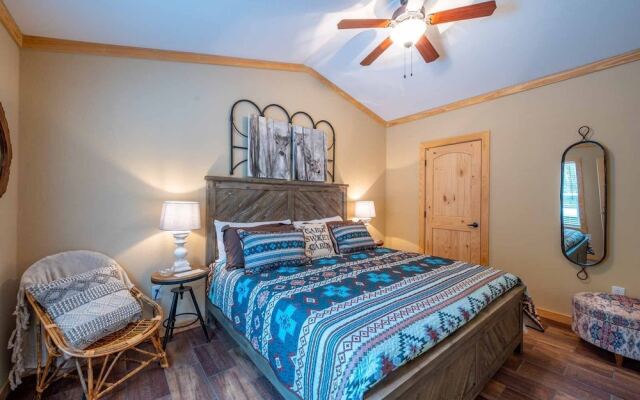 Fish Tales Stunning Cabin Includes Wifi, Hot Tub, and BBQ by Redawning