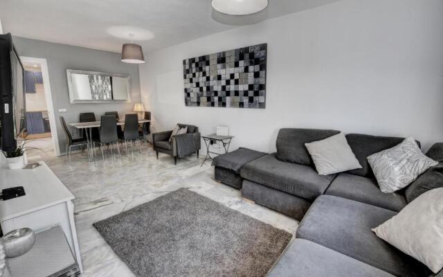 TIMON II, Luxury 3 bedroom Beachside Apartment