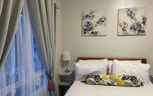 Spacious Modern Condo with Balcony