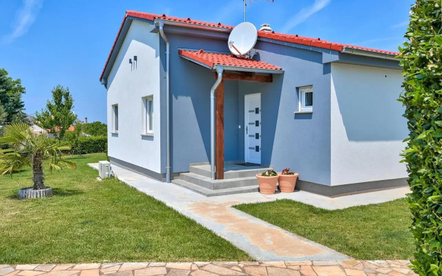 Holiday house Mirna with swimming pool and jacuzzi