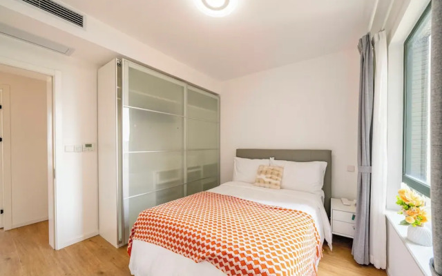 Tyms 4BR 2BA Apt Novel Garden