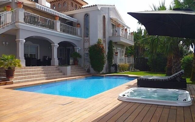 Luxury Villa With Pool & Jacuzzi