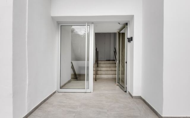 Sanders Crystal - Lovely  2-bdr Apt w Balcony