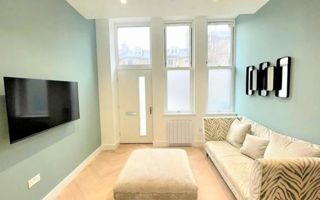 Trendy and Newly Reno'd 1 Bed Nr The Meadows