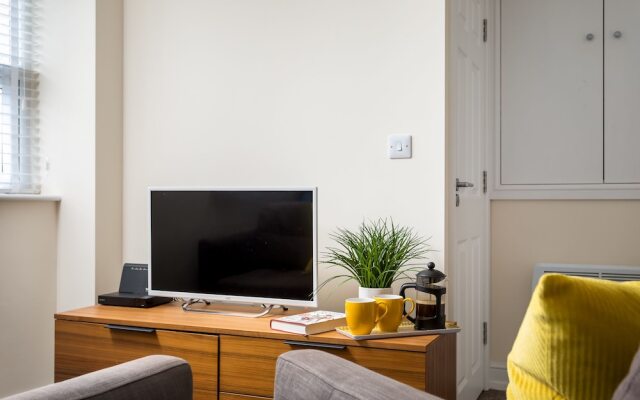 Elliot Oliver - 2 Bedroom Town Centre Apartment