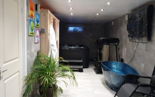 1-bed Apartment With Private hot Tub, Sauna & gym
