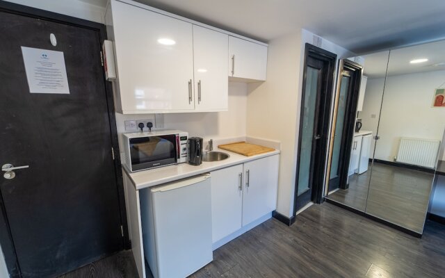 23 North Road Studios Near QE and UOB