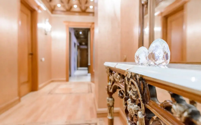 Funny Dolphins Apartments White House