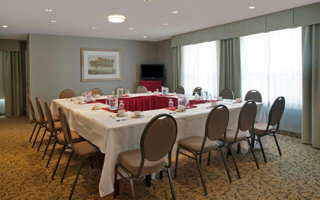 Travelodge by Wyndham Oshawa Whitby