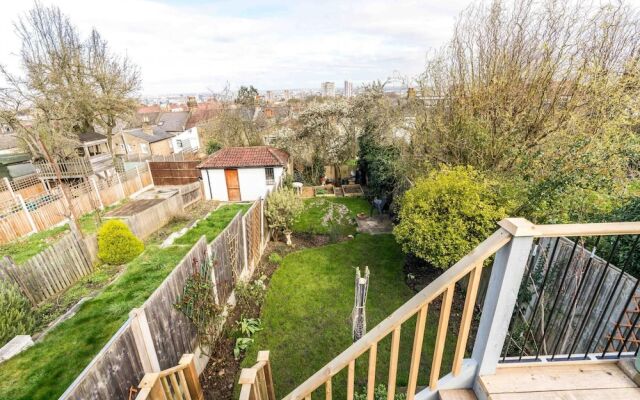 NEW Super 3BD Family Home Stunning London Views