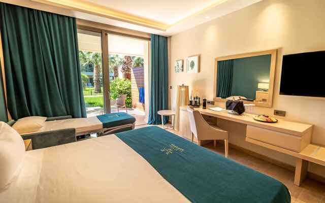 Almуros Beach Resort and Spa