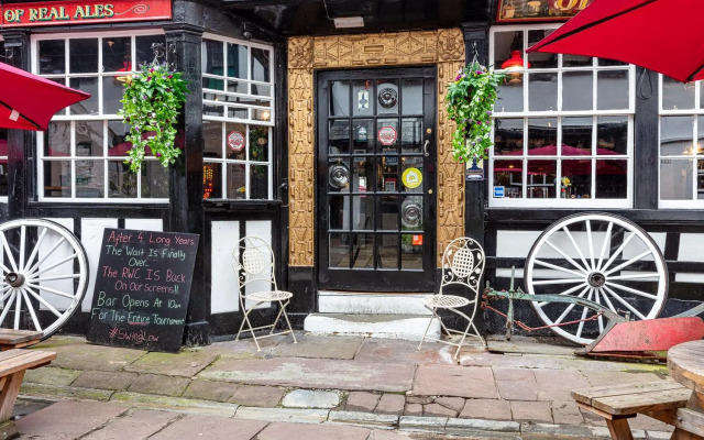 The New Inn by Roomsbooked