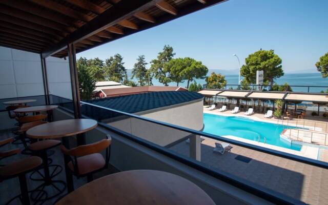 Lake Li̇fe Hotel