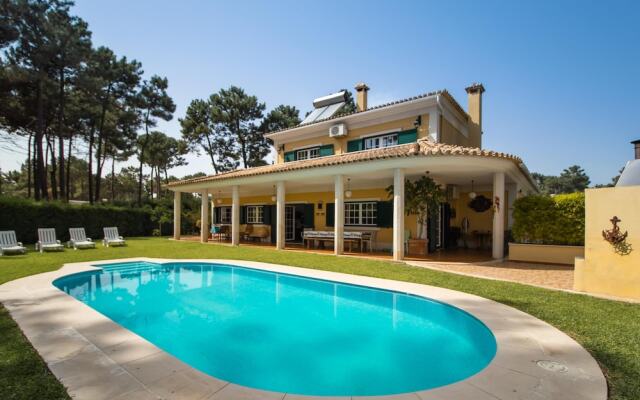 Aroeira Villa Sleeps 10 With Pool