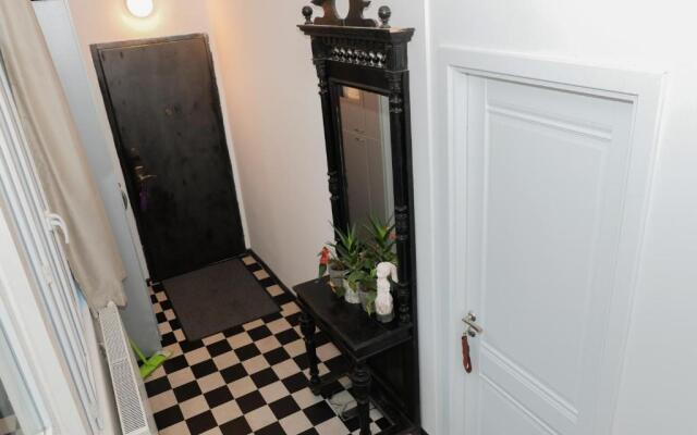 Studio In Old Tbilisi's 19Th Century House